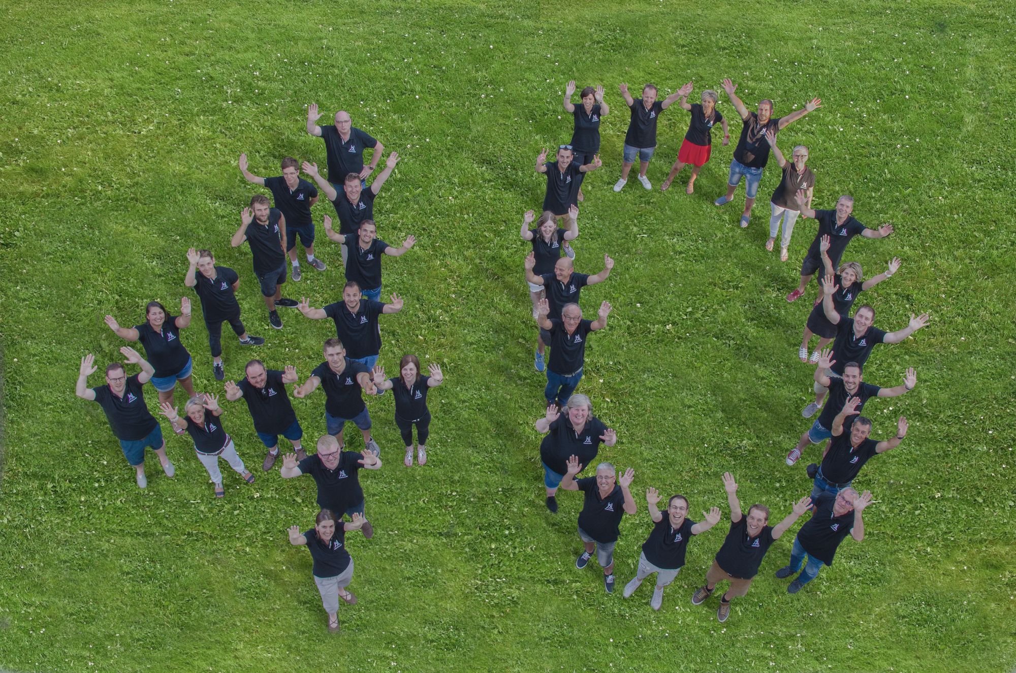 Photo de groupe des 45 collaborateurs de Lambert Géomètre